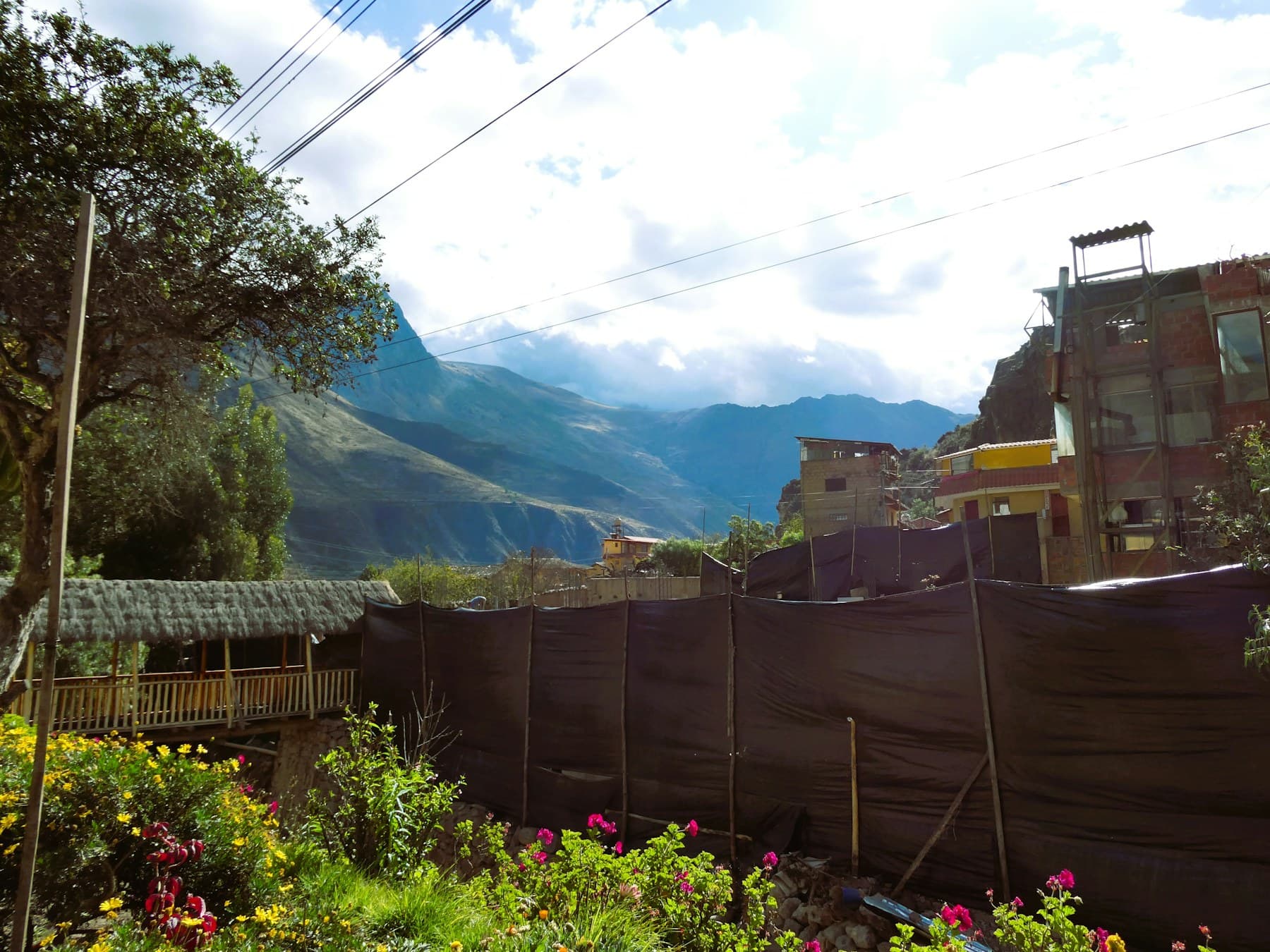 Poblado entre montañas en el Valle Sagrado